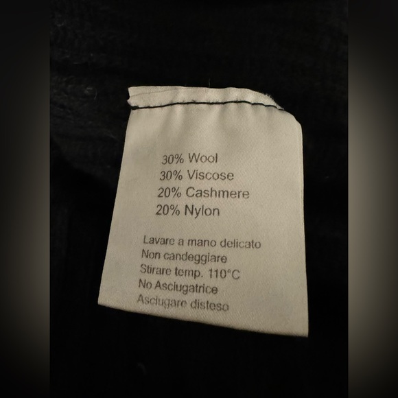 A very fine v neck cashmere sweater by Andrea Rosati - Picture 5 of 5